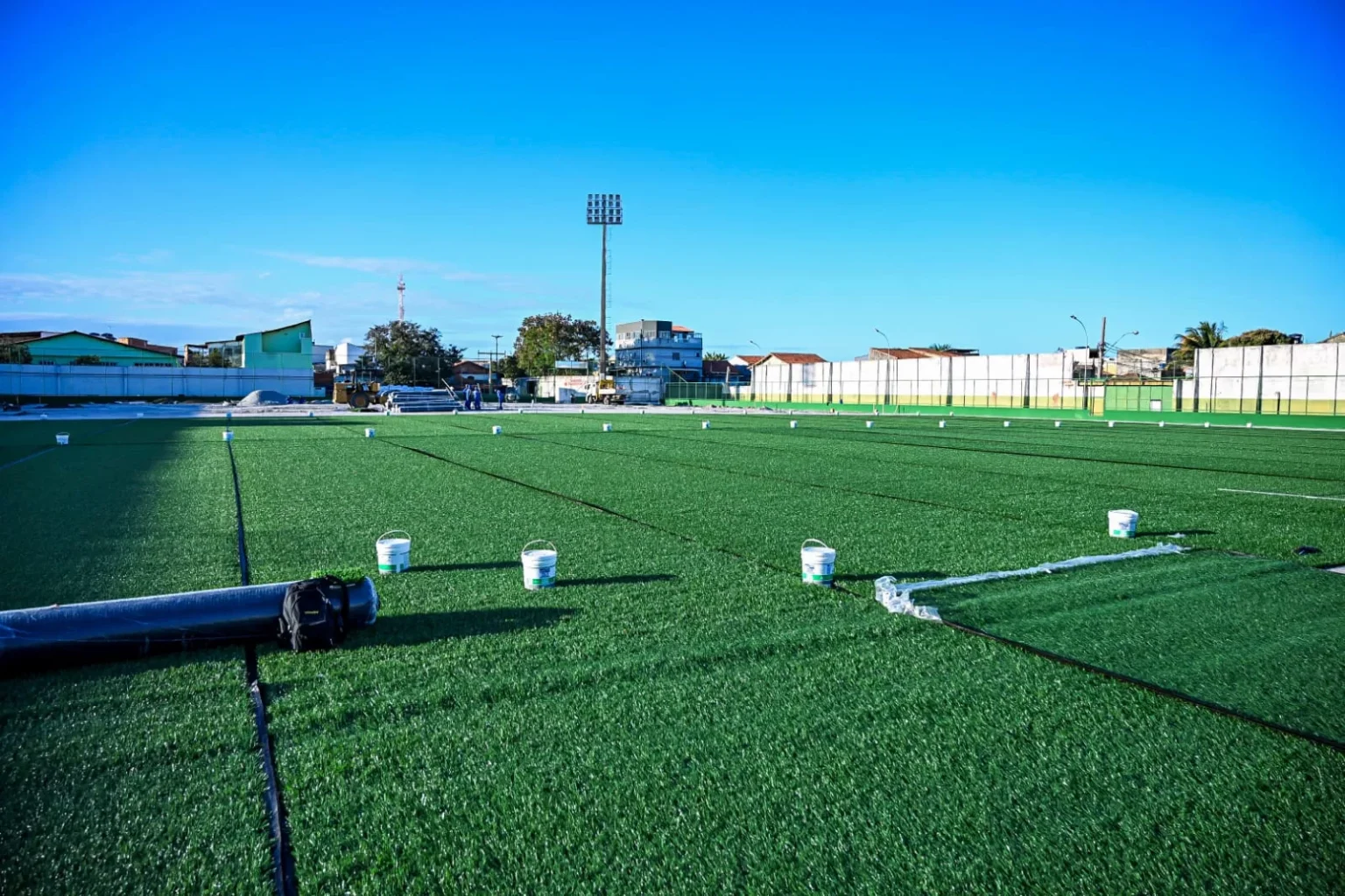 Instalação do Gramado Sintético no Estádio Correão Avança em Cabo Frio Imagem do artigo