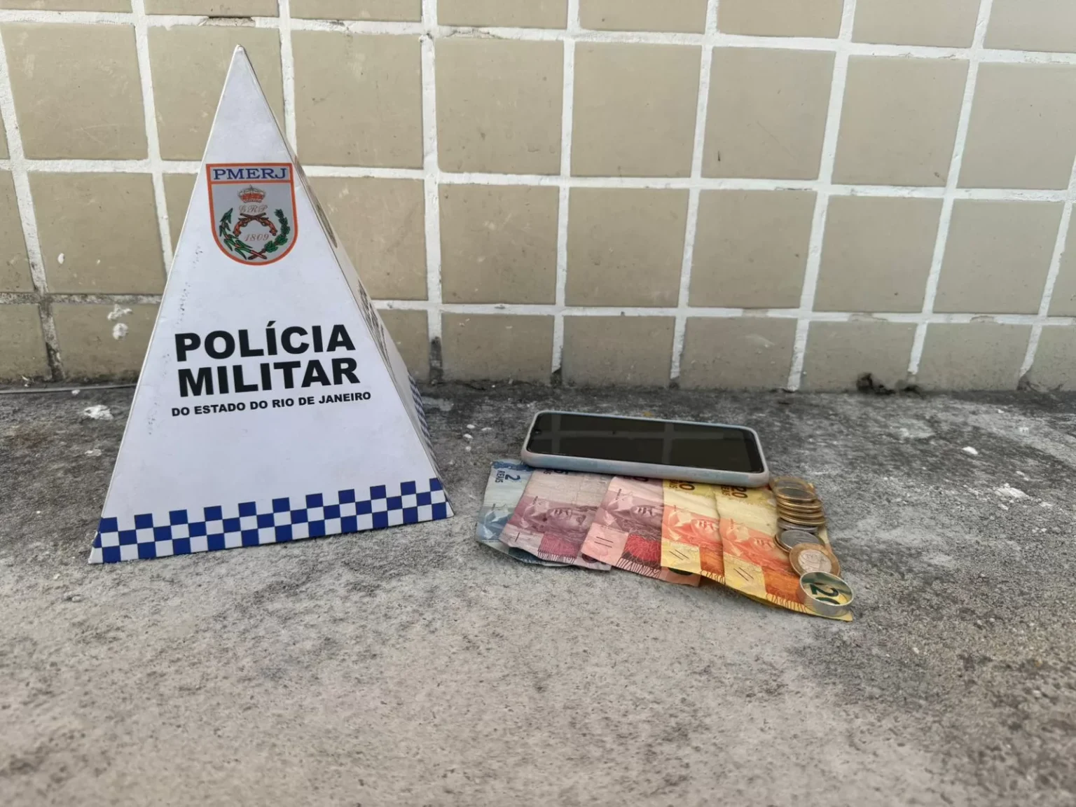 Homem Detido em Cabo Frio Após Roubo em Loja de Roupas Imagem do artigo