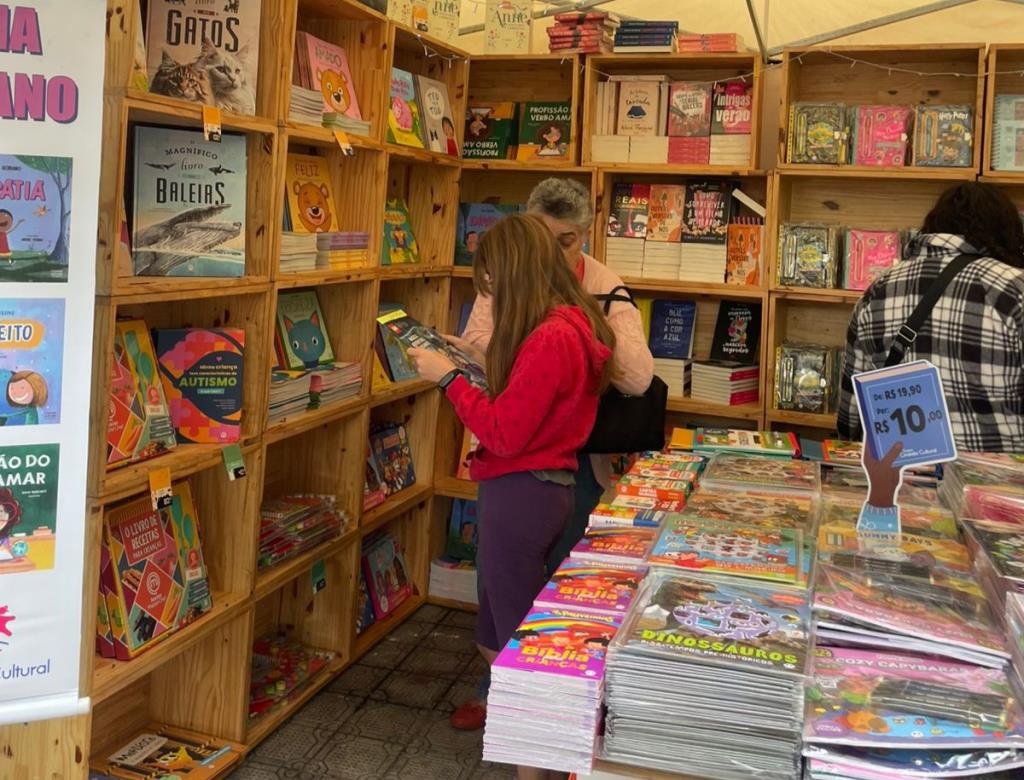 1ª Bienal Regional do Livro de Bragança Paulista: Sucesso com Mais de 10 Mil Visitantes e Recorde de