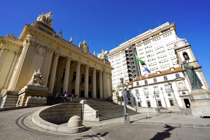 A Ascensão do Comando Vermelho na Política Carioca: Revelações da PF