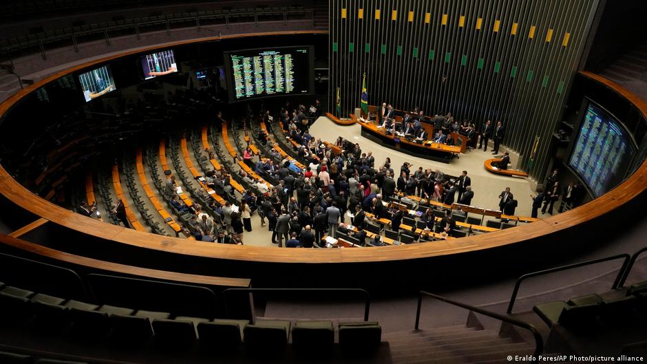 Câmara dos Deputados Aprova Redução de Penas em Favor de Bolsonaro: Um Contraponto ao Endurecimento Penal Imagem do artigo