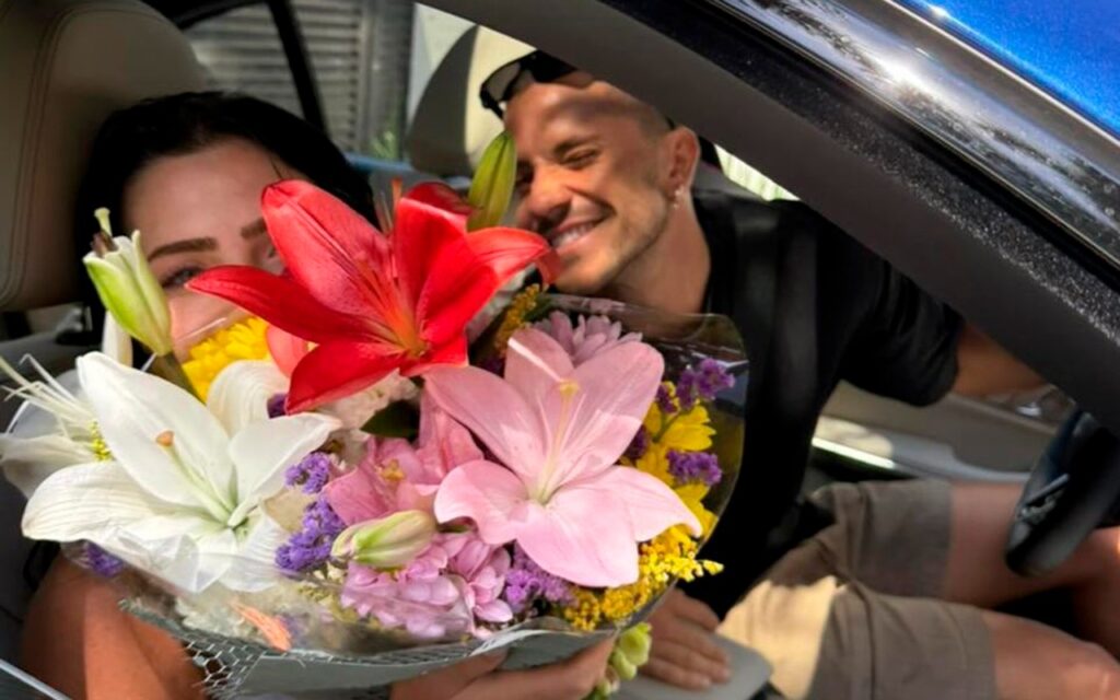 André Lamoglia e Jade Picon: Romance em Evidência com Foto e Buquê de Flores