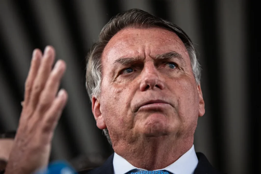 Bolsonaro Enfrenta Crises de Soluço Após Cirurgias, Revela Carlos