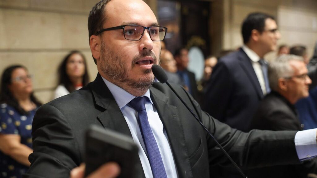 Candidatura de Carlos Bolsonaro ao Senado gera tensões na direita de Santa Catarina