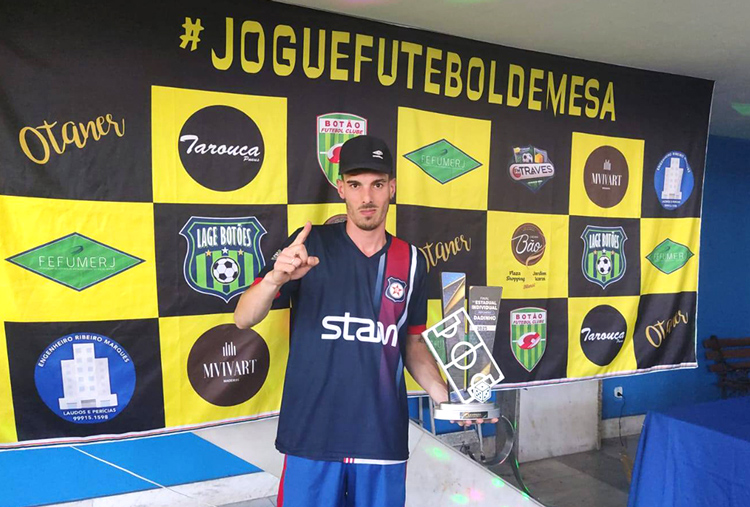 Vinicius Esteves: Jovem Campeão do Estadual de Futebol de Mesa em 2025 Imagem do artigo