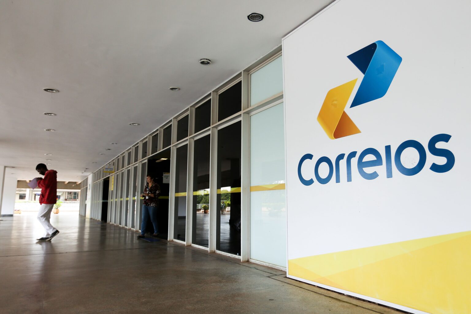 Correios Enfrentam Crise e Empregados Rejeitam Proposta Salarial