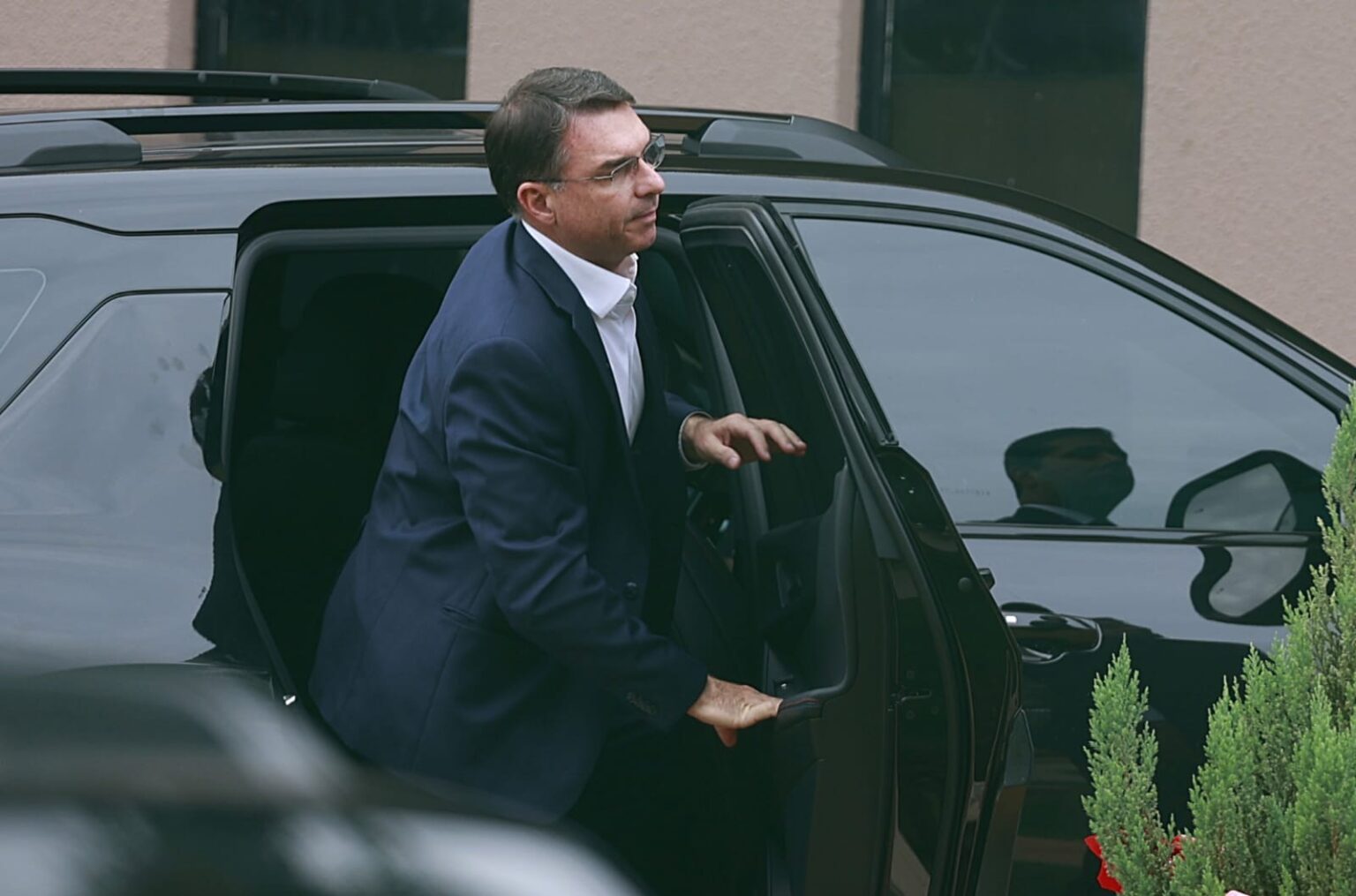 Flávio Bolsonaro inicia sua jornada internacional em Israel como pré-candidato à presidência