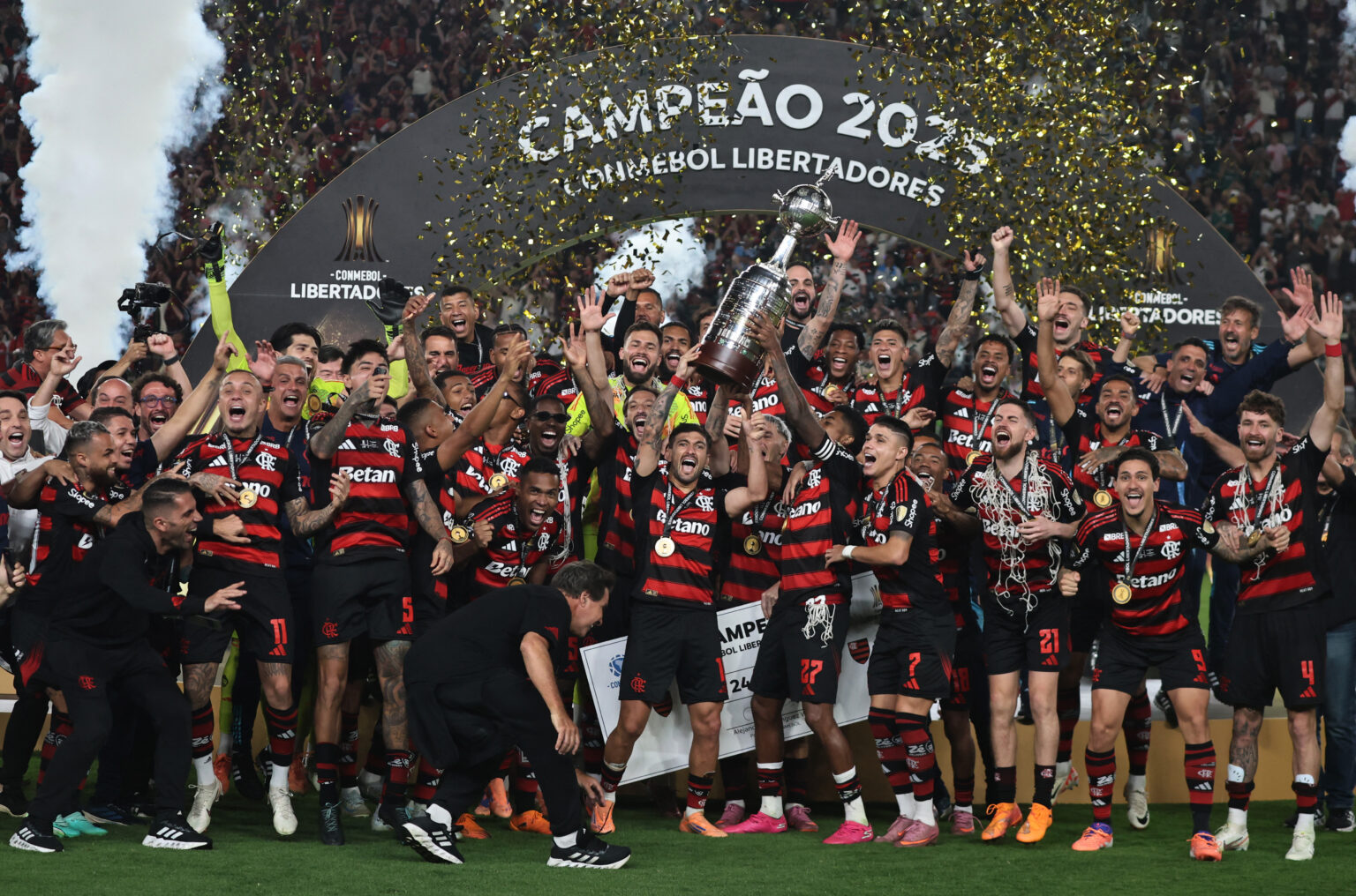 Futebol 2025: Flamengo brilha, Palmeiras investe sem resultados e Vasco prolonga jejum