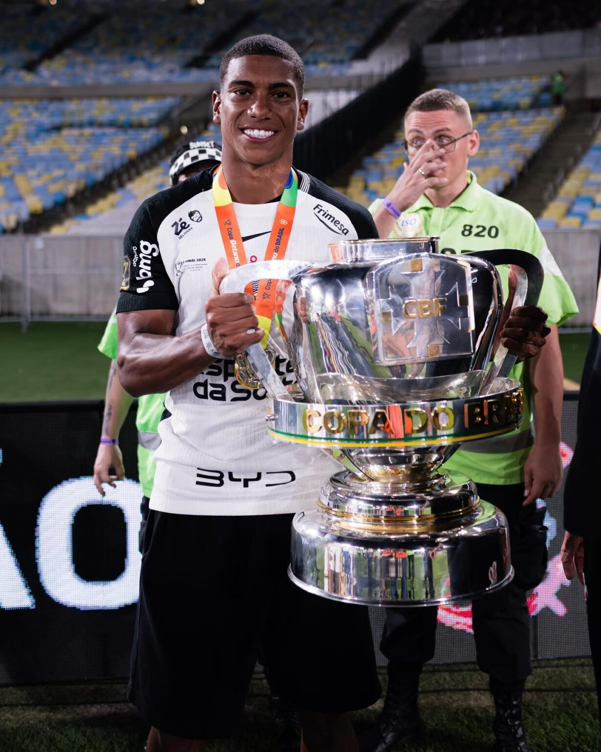 Jovem Lateral do Corinthians Viaja ao Rio e Pede Ingressos Para Final