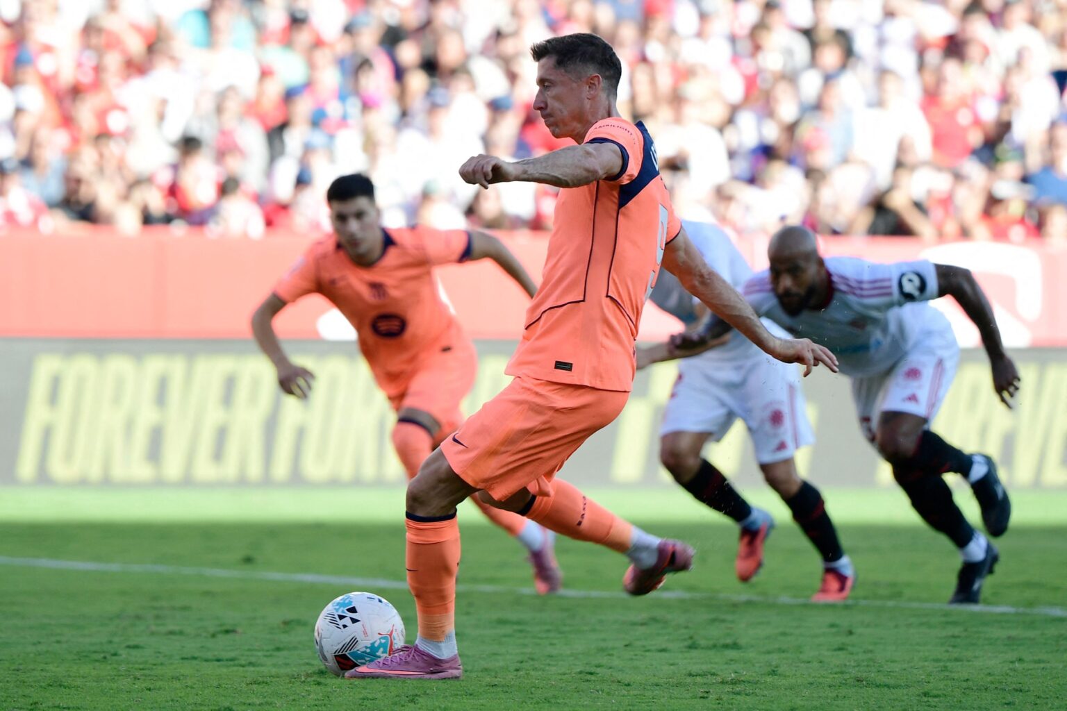 Lewandowski Revela Crise Financeira do Barcelona e Questão Sobre Marcar Gols