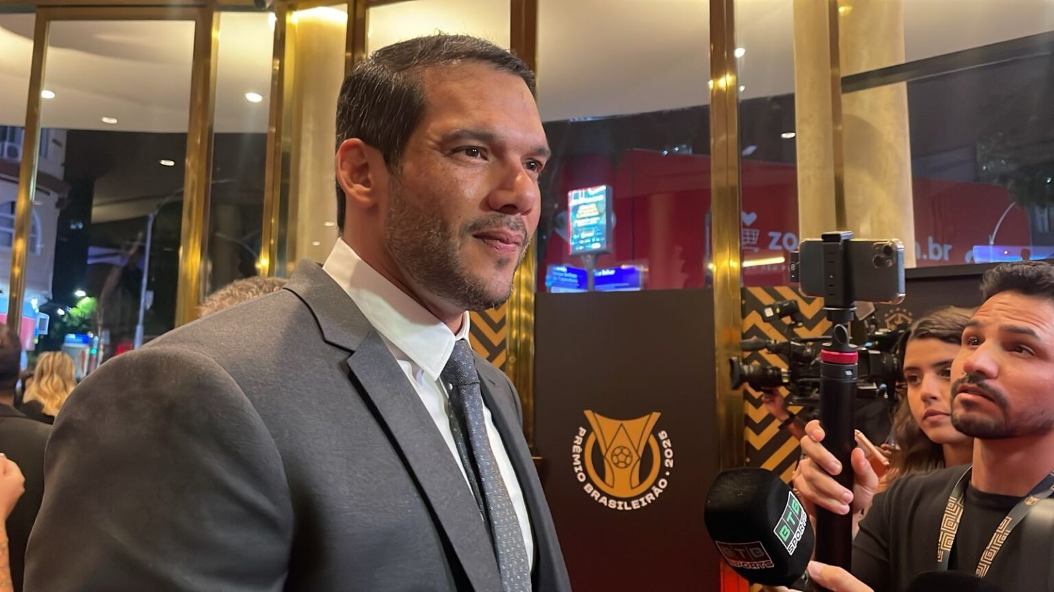 CBF e Flamengo debatem futuro dos gramados sintéticos no futebol brasileiro Imagem do artigo