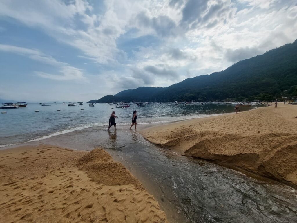 Réveillon na Ilha Grande: Turistas Enfrentam Esgoto na Praia do Abraão