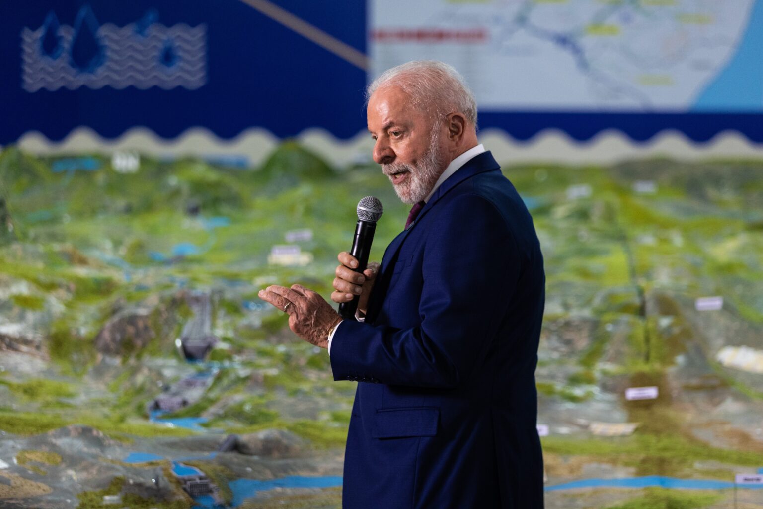 The Economist Crítica Lula: Reeleição em Debate e Flávio Bolsonaro em Foco