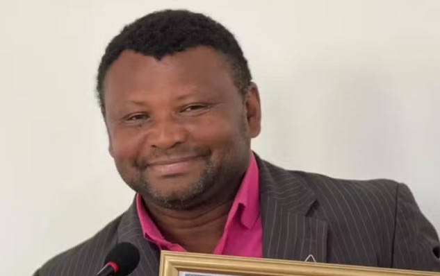 Vereador em prisão domiciliar assume prefeitura após crise de corrupção em Turilândia