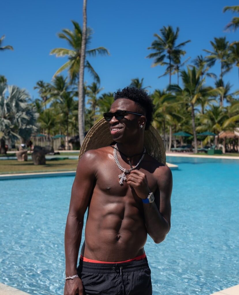 Vini Jr. Celebra 'Volta Pra Casa' Após Férias na Bahia com Jato de Luxo