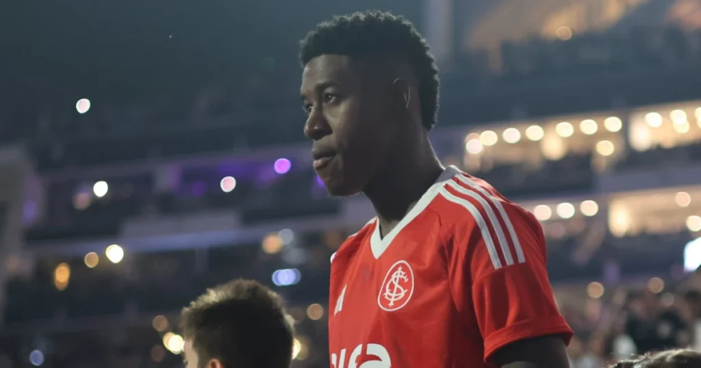 Vitão, do Internacional, deve assinar com o Flamengo em breve