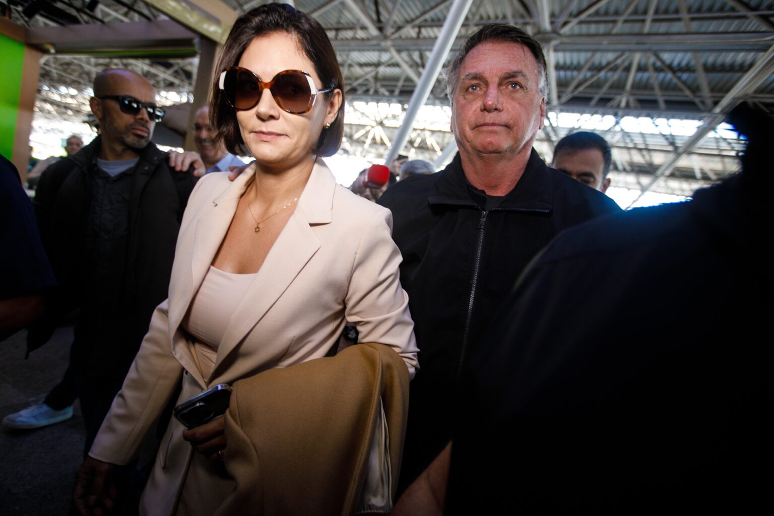 Bolsonaro Enfrenta Tonturas e Perda de Equilíbrio, Revela Michelle