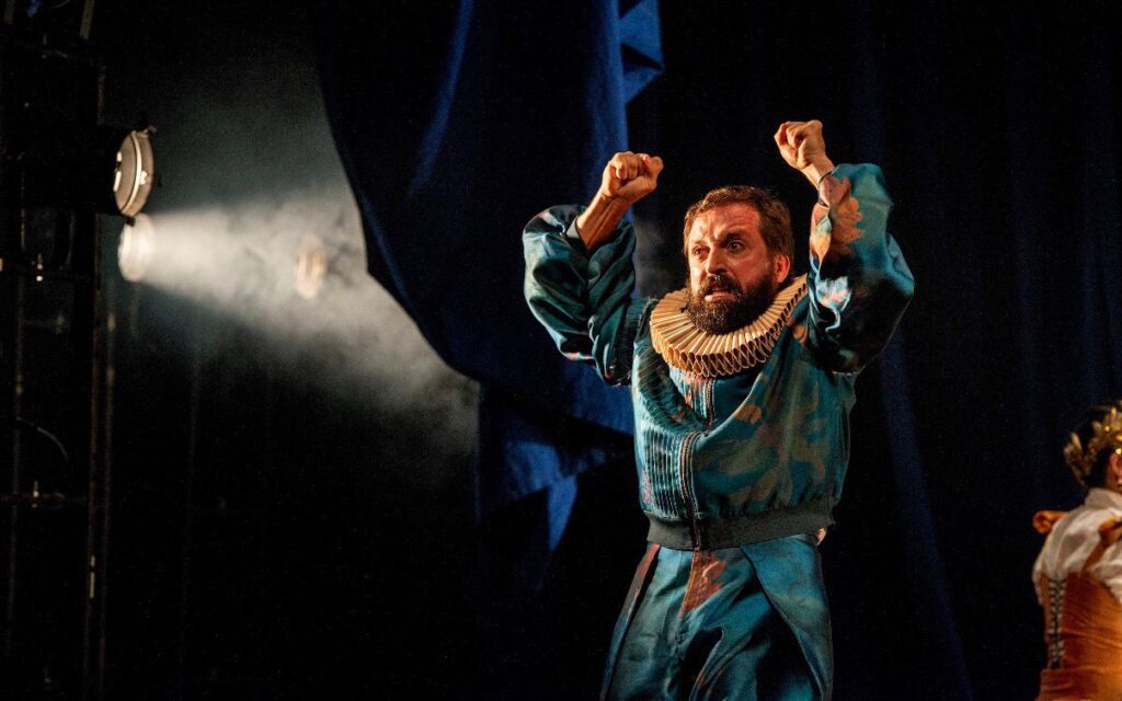 Céu da Língua: A Poesia e o Humor de Gregório Duvivier em Cena