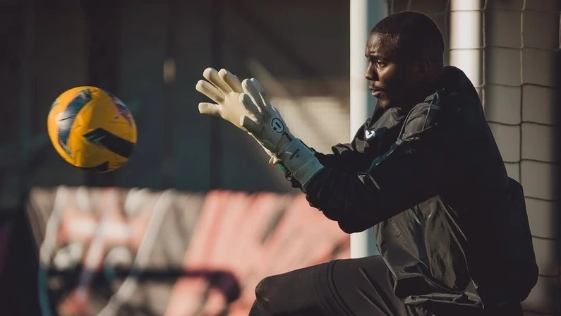 Comparativo: Botafogo e Flamengo em Negociações pelo Goleiro Andrew