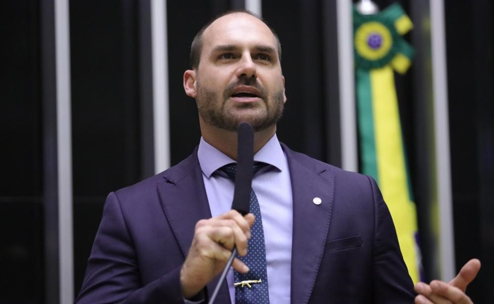 Eduardo Bolsonaro Afirma que Tarcísio Não Pode Ir Contra Flávio