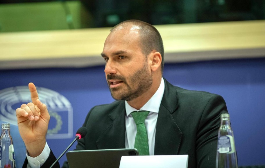 Eduardo Bolsonaro e o Salário de Escrivão da PF: Consequências de Sua Permanência nos EUA