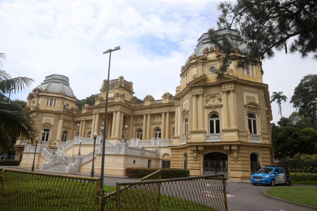 Governo do Rio Demite 23 Servidores comissionados da Educação em Movimento Surpreendente