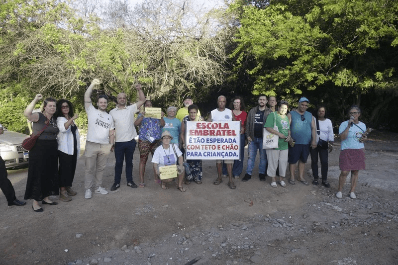 Moradores da Zona Rural de Porto Alegre Protestam por Escola Prometida Há Duas Décadas Moradores da Zona Rural de Porto Alegre Protestam por Escola Prometida Há Duas Décadas