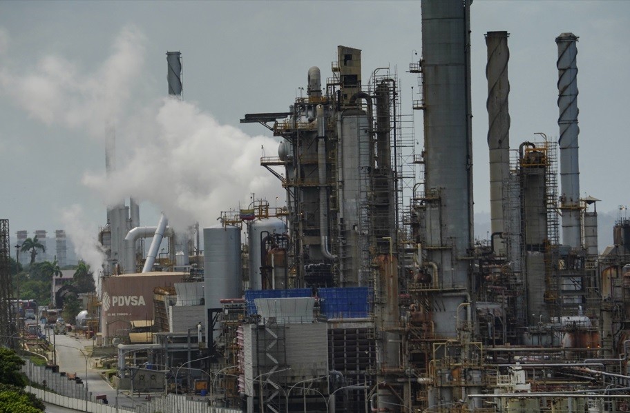 Petróleo Se Valoriza Mais de 1% em Reação ao Conflito na Venezuela