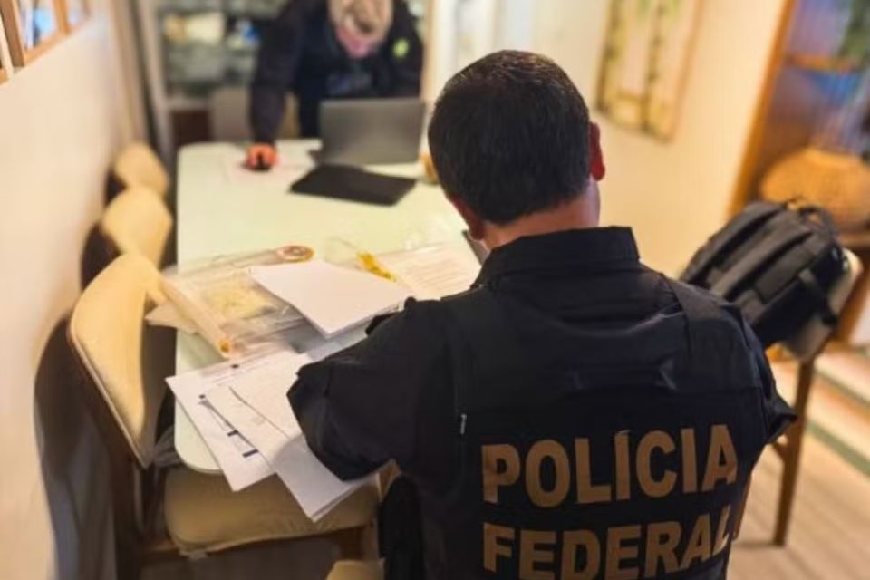 Polícia Federal realiza Operação Compliance Zero com buscas em domicílios de Vorcaro e familiares