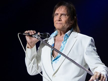 Roberto Carlos Lamenta a Perda de Amigo em Velório de Genival Barros