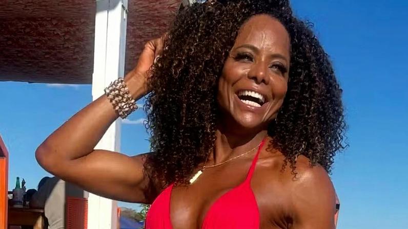 Adriana Bombom Renova Bronzeado Para Desfile da Grande Rio: Expectativas no Carnaval 2026