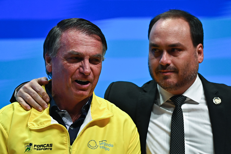 Carlos Bolsonaro Expressa Preocupação com a Saúde do Pai: ‘Ele Está Abatido’ Carlos Bolsonaro Expressa Preocupação com a Saúde do Pai: 'Ele Está Abatido'