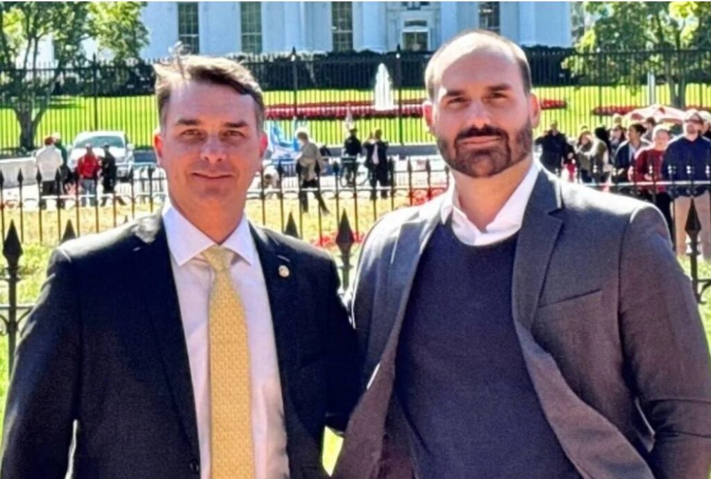 Eduardo Bolsonaro Reforça Cobrança de Engajamento na Direita: 'Omissão Deliberada'