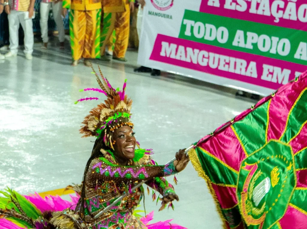 Entre Celebrações e Protestos: As Escolas Campeãs do Carnaval Desfilam no Rio