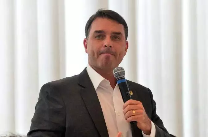 Flávio Bolsonaro prioriza alianças políticas em vez de aproximação com militares