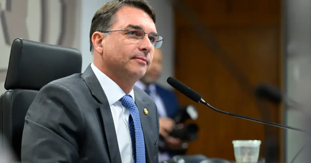 Flávio Bolsonaro Retorna ao Brasil e Almeja Apoio do Setor Financeiro em Meio a Especulações