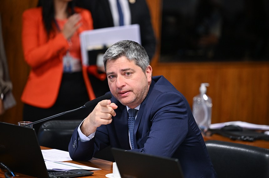 Frustração e Coerência: Senador do PL Comenta Decisão de Flávio Bolsonaro no Rio