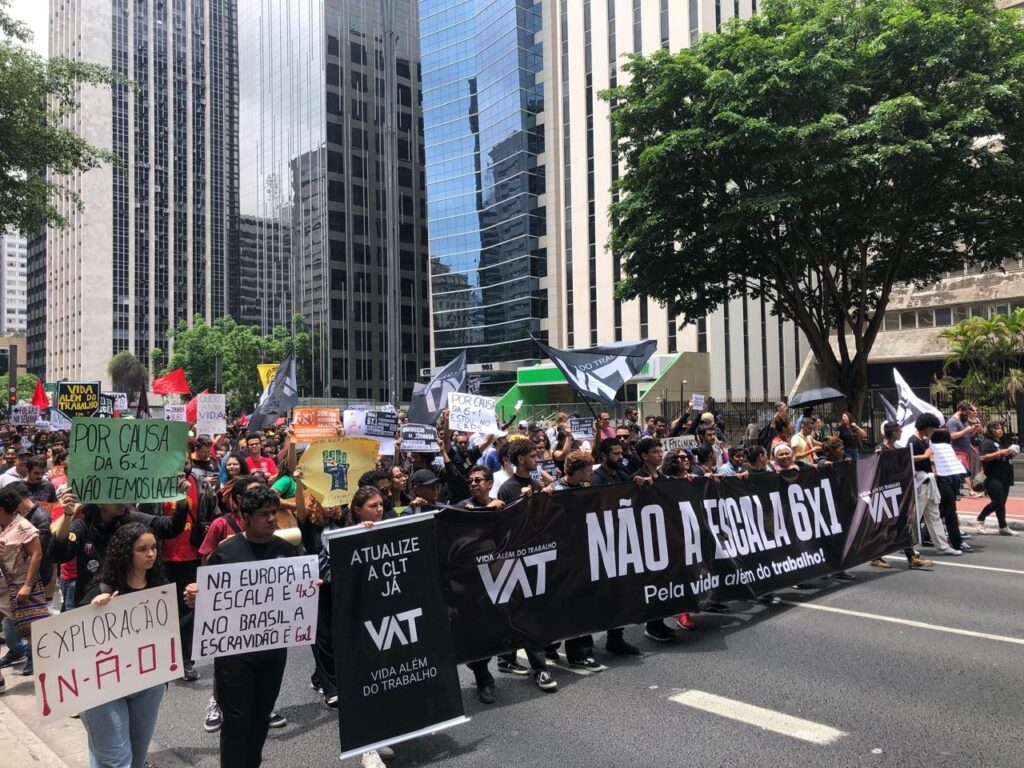 Implementação Gradual do Fim da Escala 6x1 Pode Mitigar Riscos Econômicos, Afirmam Especialistas