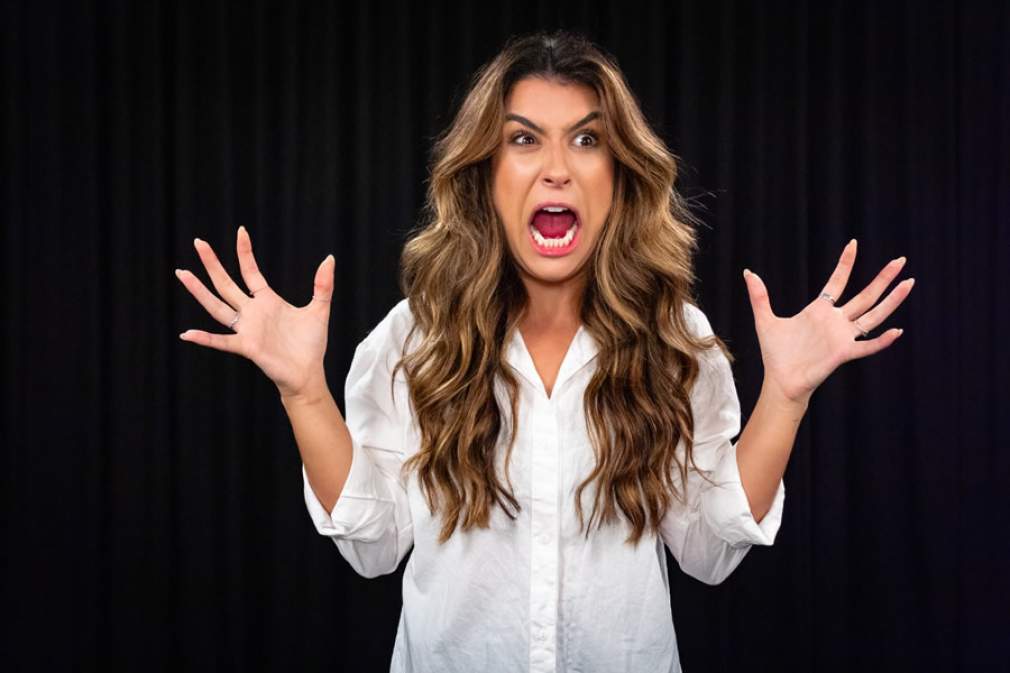 Luana Zucoloto e o humor afiado no espetáculo "Esse Show Poderia Ser Um E-Mail"