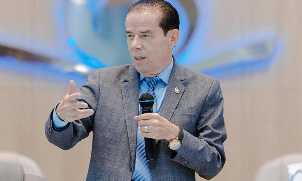 Pastor Ameaça Escola do Rio e Promete Oração: 'Câncer na Garganta' para Homenageados a Lula