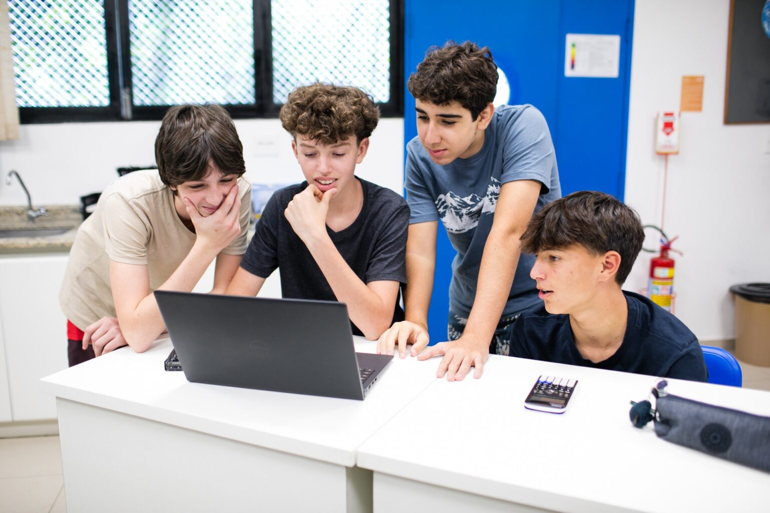 Regulamentação da IA na Educação: Veto à Correção de Questões Dissertativas Sem Professor