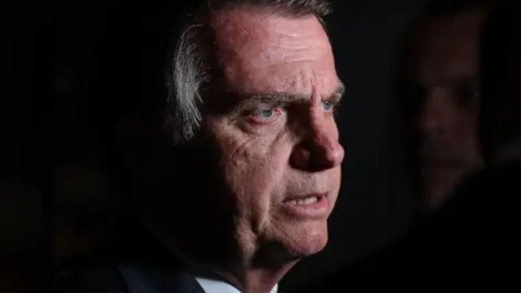 Carlos Atualiza Estado de Saúde de Jair Bolsonaro: Situação Continua Crítica