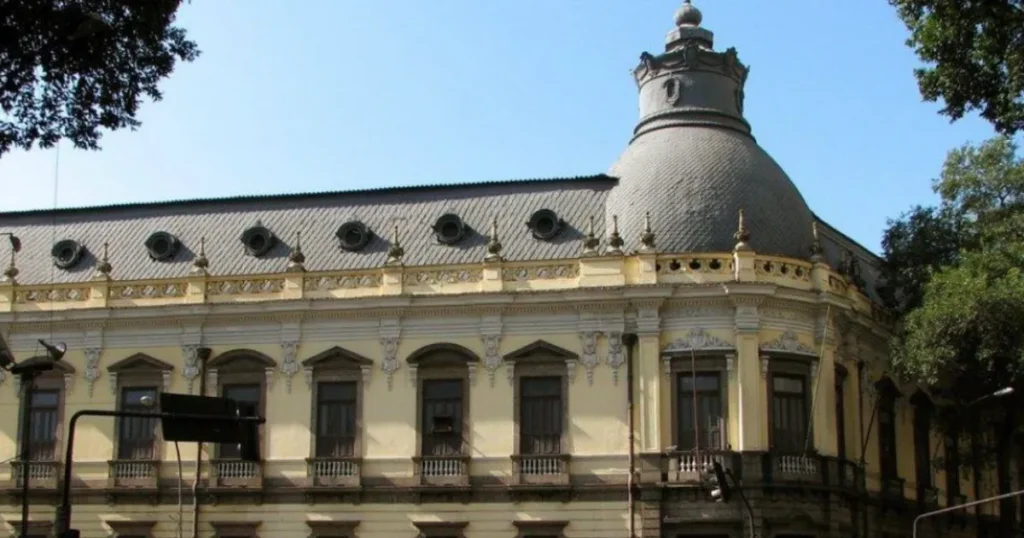 Colégio Pedro II: Tradição e Controvérsia em Meio a Acusações de Estupro Colégio Pedro II: Tradição e Controvérsia em Meio a Acusações de Estupro