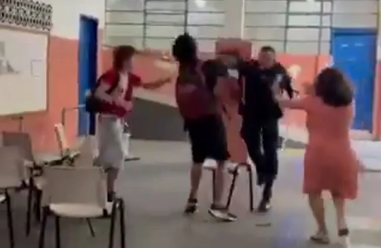 Conflito em Escola do Rio: Policial Militar Agressões a Estudantes Durante Manifestação Conflito em Escola do Rio: Policial Militar Agressões a Estudantes Durante Manifestação