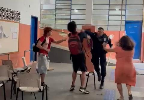 Conflito no CE Senor Abravanel: Estudantes Agredidos em Protesto no Rio de Janeiro Conflito no CE Senor Abravanel: Estudantes Agredidos em Protesto no Rio de Janeiro