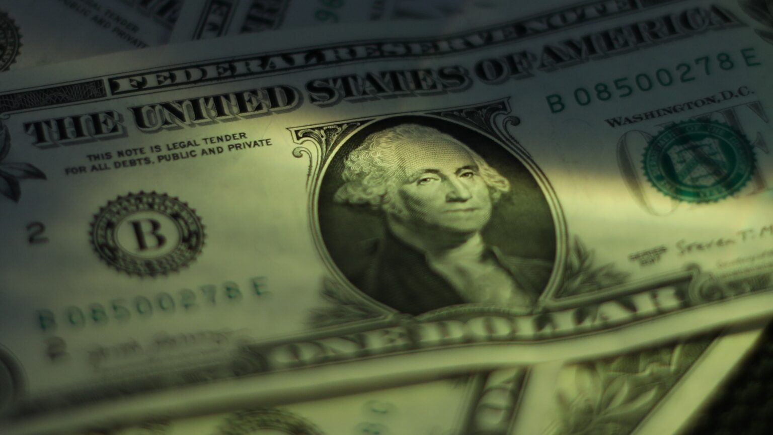 Conflito no Oriente Médio: Dólar e Petróleo em Alta Aguardam Impactos Econômicos