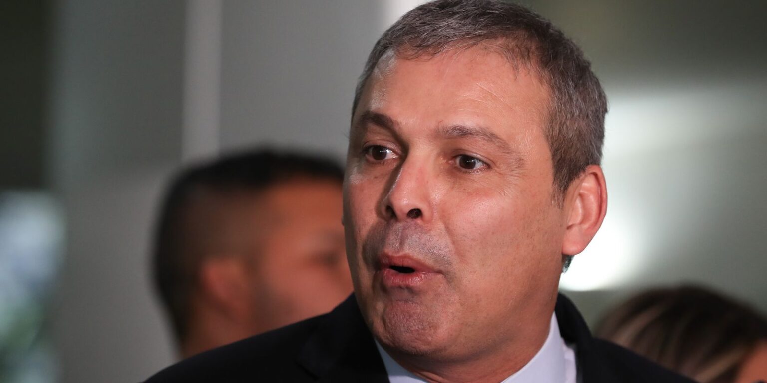 Deputado Lindbergh Farias Processa Justiça Contra Reajuste de 15% na Conta de Luz no Rio