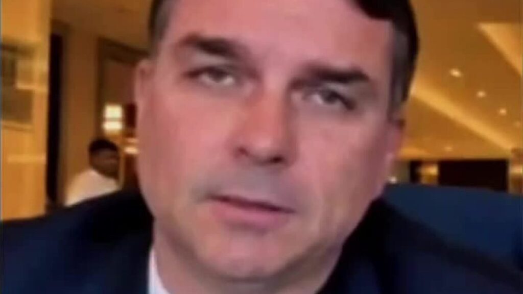 Desafios de Flávio Bolsonaro na Corrida Eleitoral de 2026: Os Fantasmas da Oposição