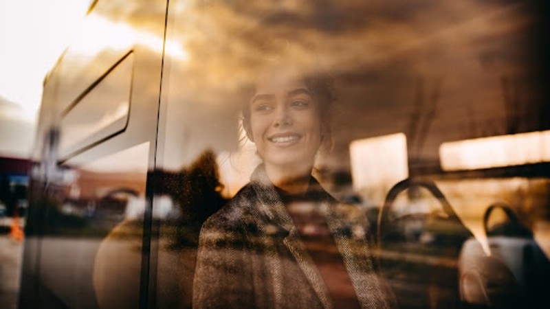 Descubra o que as mulheres pesquisam antes de viajar: Ônibus é a preferência no Brasil