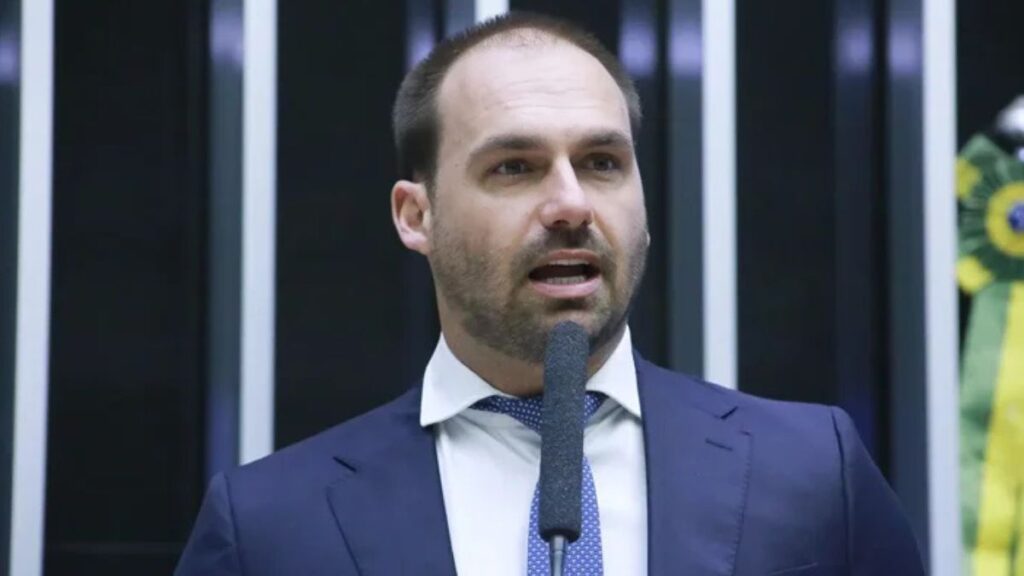 Eduardo Bolsonaro Tem 15 Dias para Justificar Ausência de Cargo na Polícia Federal
